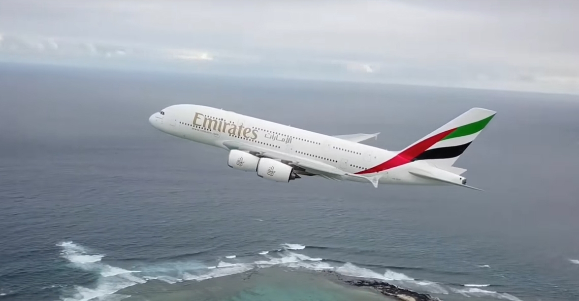 1532691171-drone-filmt-vliegtuig-emirates-airbus-a380-eiland-mauritius-2018.jpg