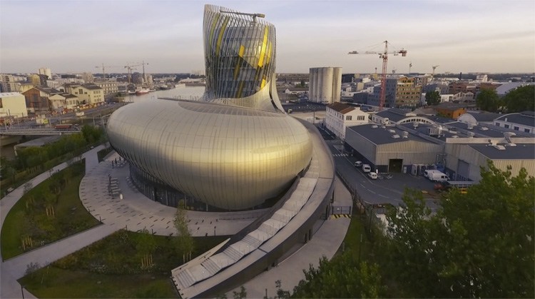 Drone filmt museum Cité du Vin bij zonsopgang