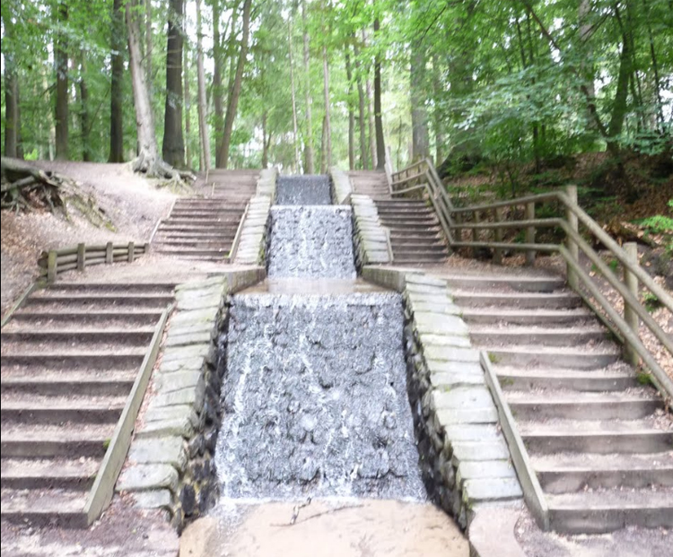 Loenense Waterval gefilmd met drone tijdens wandeling