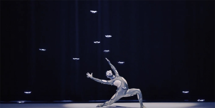 Dansshow 'Flirt with Reality' laat dansers dansen met drones