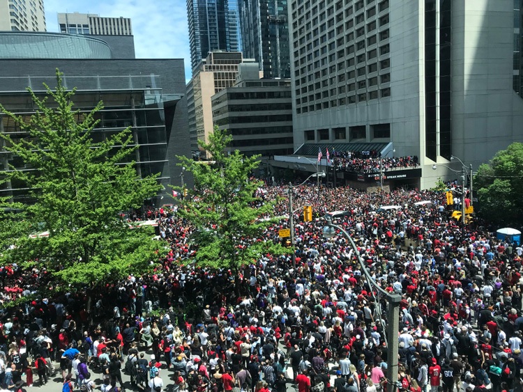 Canadese dronepiloot $2750 boete voor vliegen tijdens NBA Championship Parade