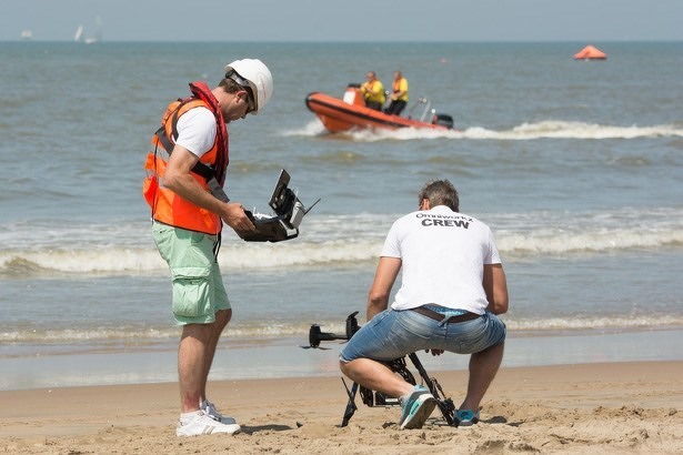 drone-sar-katwijk-2015-reddingsactie-aerialtronics-altura-zenith-dupla-vista-strand